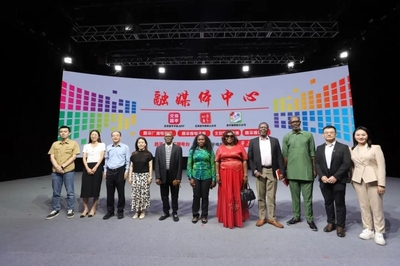 中尼媒体交流新篇章 尼日利亚记者团参观区融媒体中心与电视节目策划分享